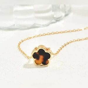 Tortoise shell five leaf clover pendant necklace